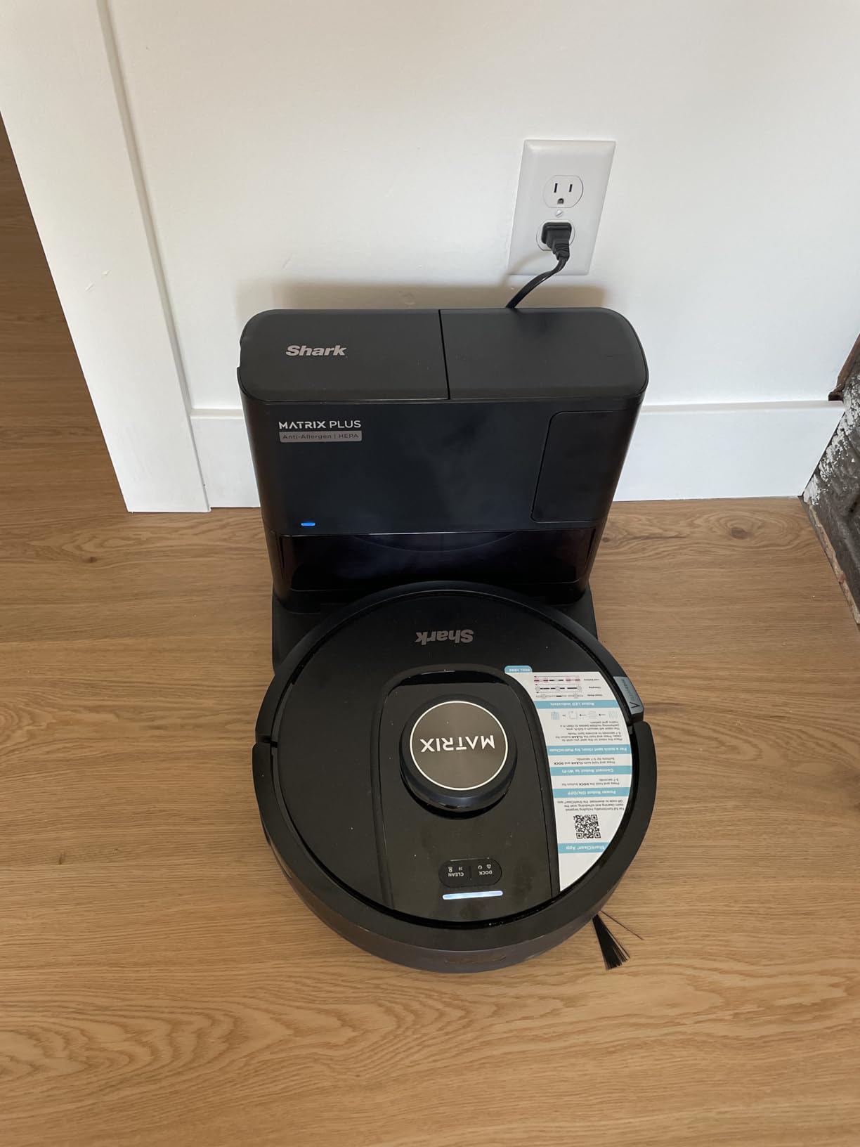 Shark UR2360S Ultra Robot Vacuum, with Matrix Clean, Precision Mapping, 30-Day Capacity HEPA Bagless Self Empty Base, Self-Cleaning Brushroll Perfect for Pet Hair, WiFi, Black (Renewed) - Customer Photo 2