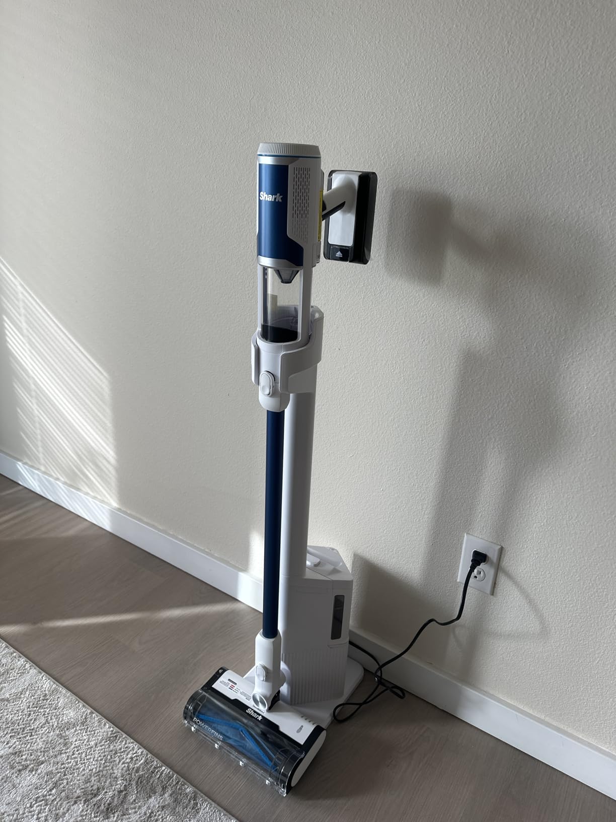 Shark Clean & Empty Cordless Stick Vacuum – Lightweight Cordless with HEPA Filter, Portable, Rechargeable, Auto-Empty System, Stick Vacuum for Pet Hair, Carpets & Hardfloor, White, BU3521 - Customer Photo 1