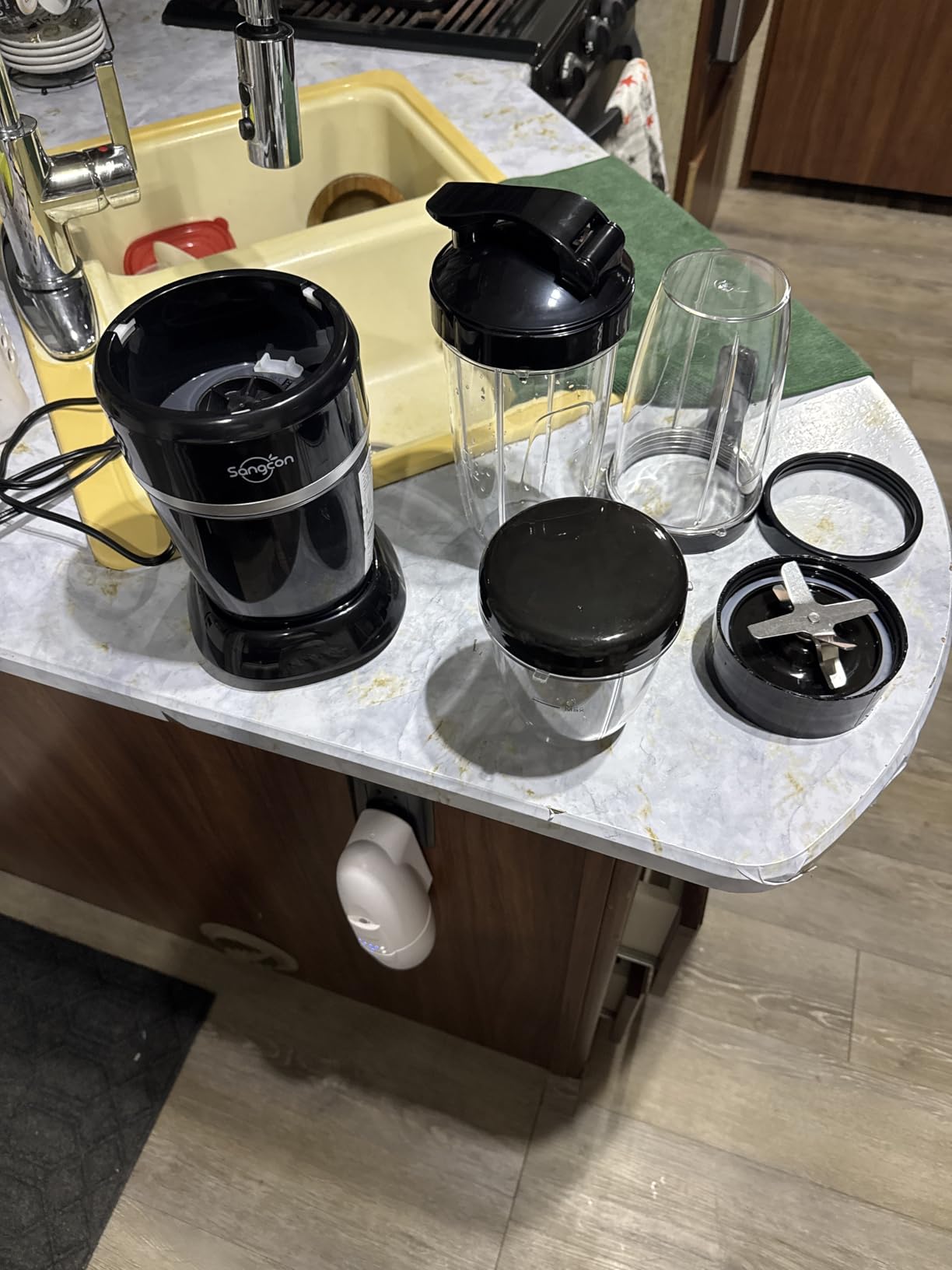 Sangcon 1000W Blender for Smoothies, Blenders for Kitchen with (3) Cups (2) Spout Covers (1) Storage Cap (1) To-Go Cap, Portable Blender for Shakes and Smoothies, Ice Crushing, Frozen Drinks, Spices - Customer Photo 1