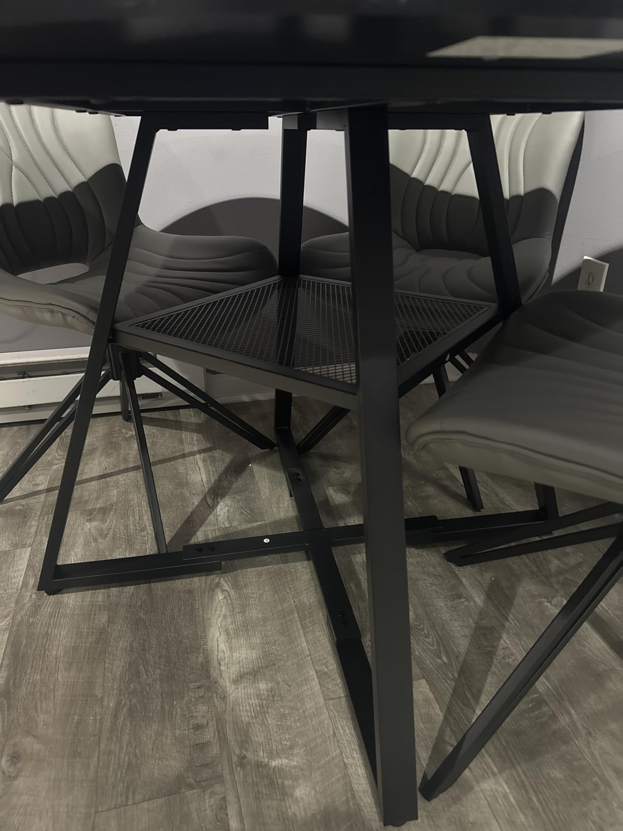 Round Dining Table for 4,Kitchen Dining Room Circle Dinner Pedestal Table,Space Saving Wood Kitchen & Dining Room Furniture (Black, 47In) - Customer Photo 2