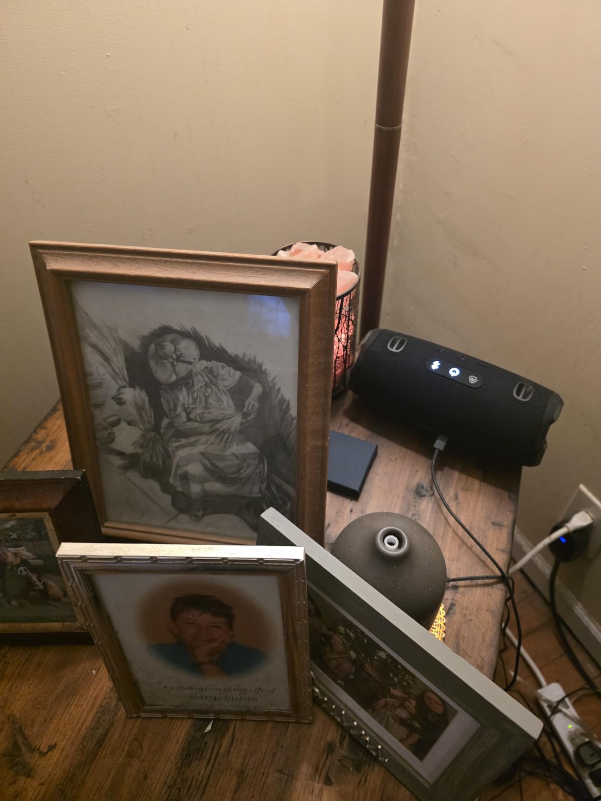 JBL Charge 6 - Portable Waterproof & Drop-Proof Bluetooth Speaker, Bold Pro Sound with AI Sound Boost, 28Hrs of Playtime, Built-in powerbank & Comes with a Sturdy/Removable Carrying Strap (Black) - Customer Photo 1