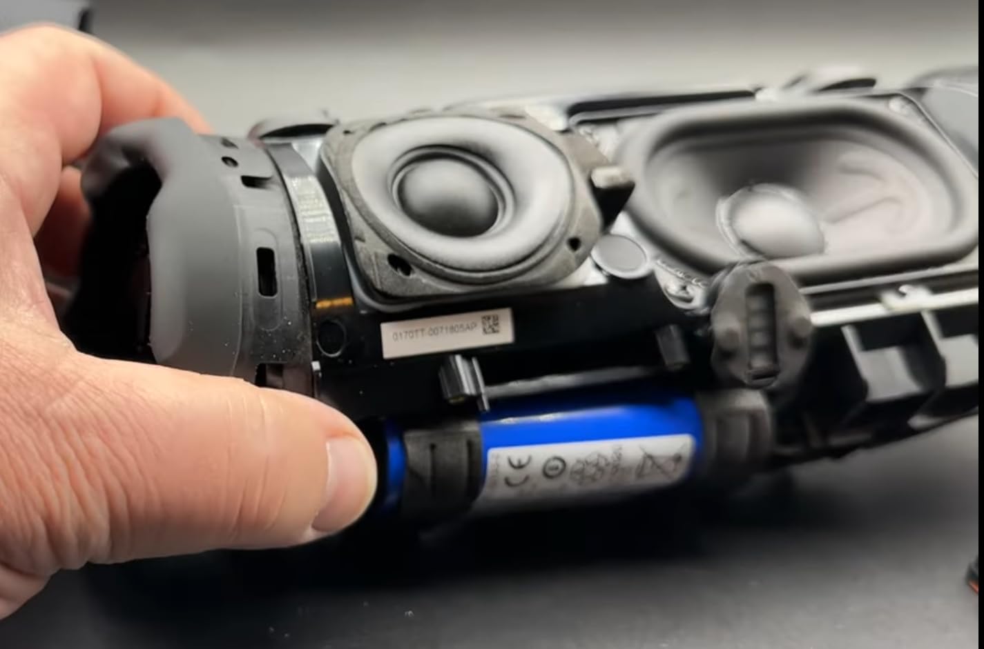 JBL Charge 6 - Portable Waterproof & Drop-Proof Bluetooth Speaker, Bold Pro Sound with AI Sound Boost, 28Hrs of Playtime, Built-in powerbank & Comes with a Sturdy/Removable Carrying Strap (Black) - Customer Photo 2