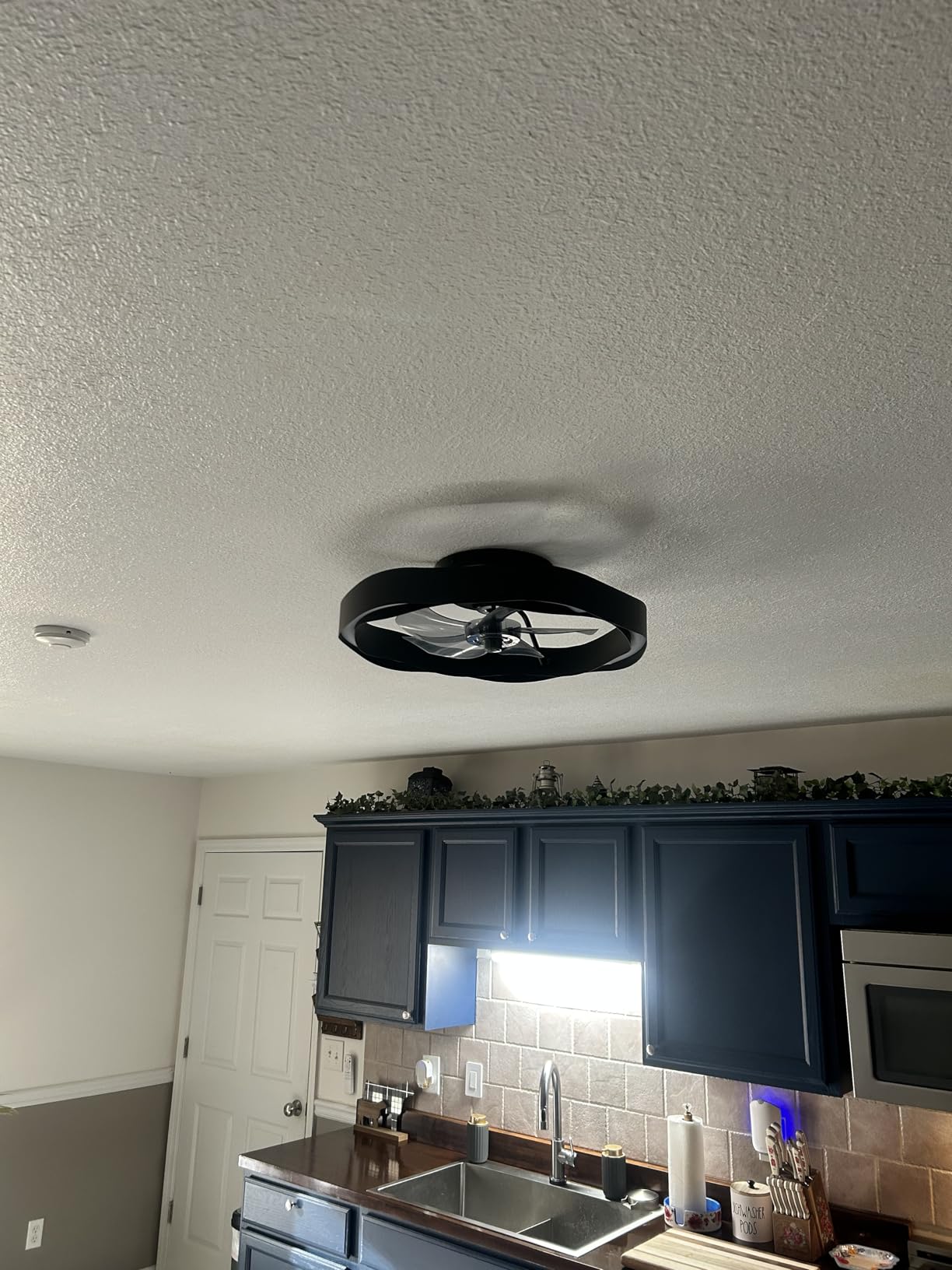 CubiCubi Modern Ceiling Fans, 20 Inch Black Ceiling Fan with Lights and Remote Control, APP, LED Fandelier with 3CCT and 6 Wind Speeds, Low Profile Ceiling Fans with Lights for Bedroom, Office - Customer Photo 1