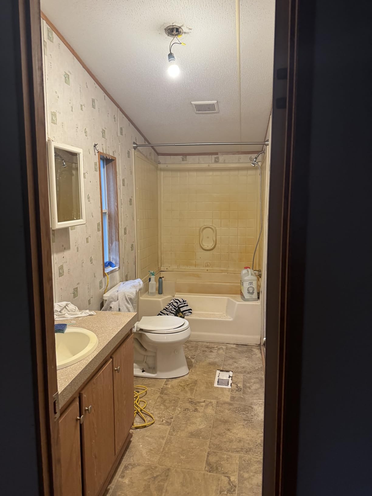 BLUETTI Elite 100 V2 Portable Power Station and Car Cable, 1024Wh LFP Battery Solar Generator w/ 4 1800W AC Outlets (3600W Surge) Backup, 35% Smaller for Camping, RV, Outages (Solar Panel Optional) - Customer Photo 2