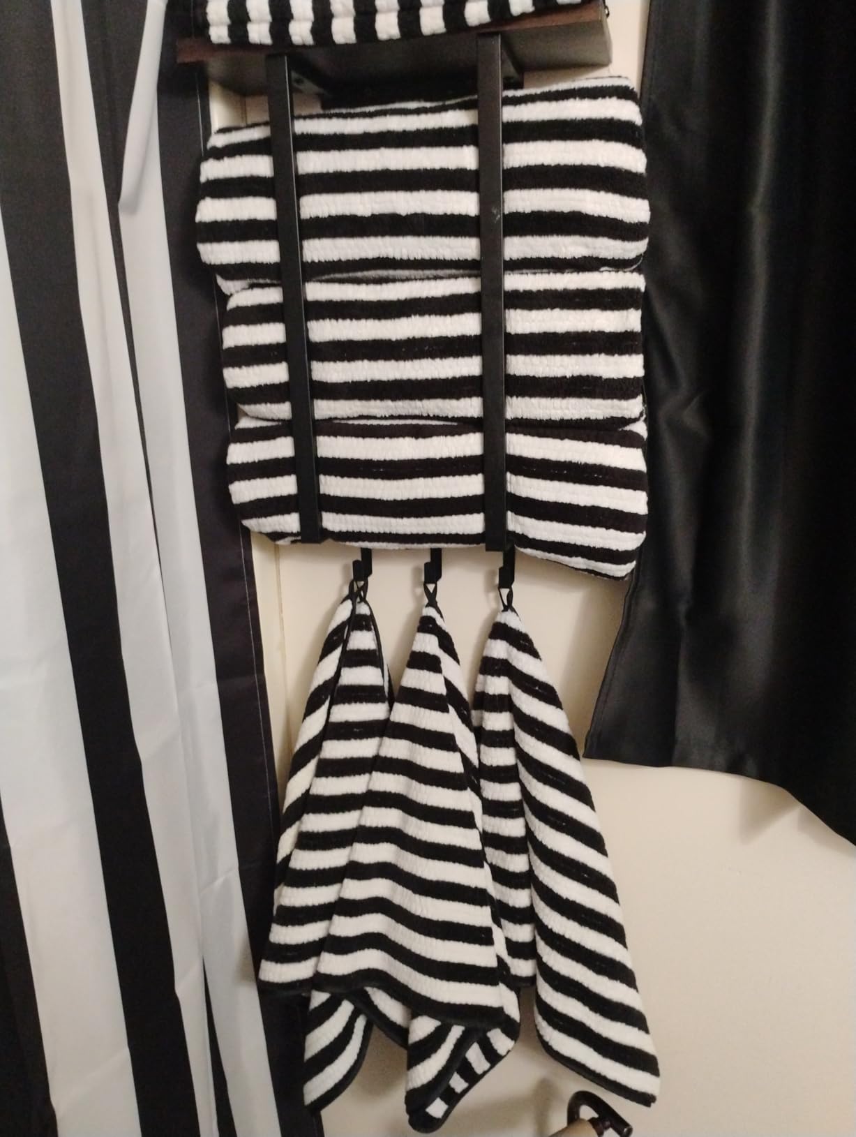 18-Piece Microfiber Bath Towels Set - 6 Bath Sheet, 6 Hand Towels, 6 Washcloths, Soft, Highly Absorbent Bathroom Towel, Quick Dry & Less Lint Shower towel for Bathroom, Hotel, Spa, Dorm-Black White - Customer Photo 2