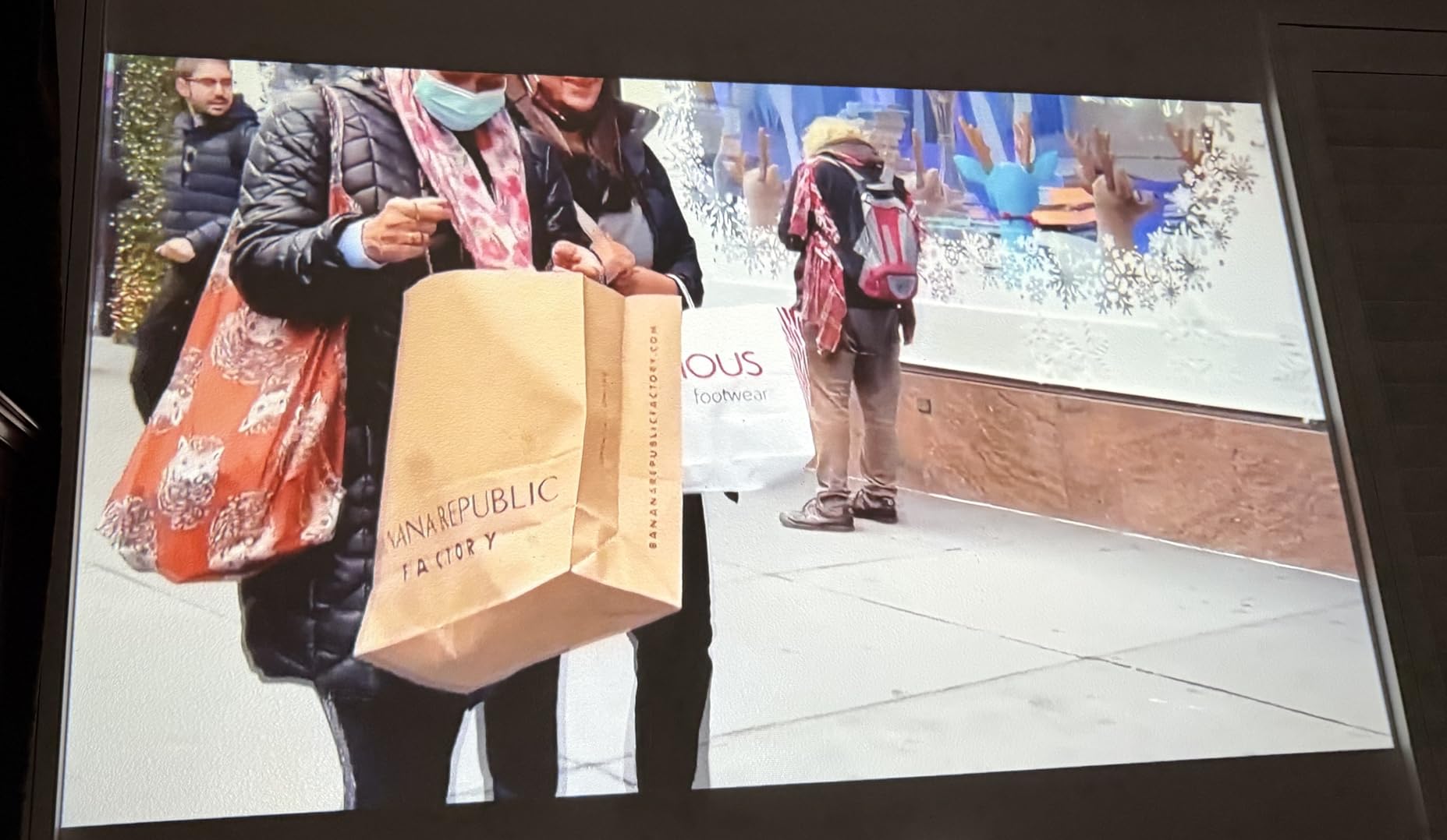 【Official Licensed Google TV】4K Smart Projector with WiFi and Bluetooth, VOPLLS 2000 ANSI Outdoor Projectors with Dolby/Auto Focus, Portable Movie Phone Gaming Wifi Proyector for Bedroom/Home - Customer Photo 1