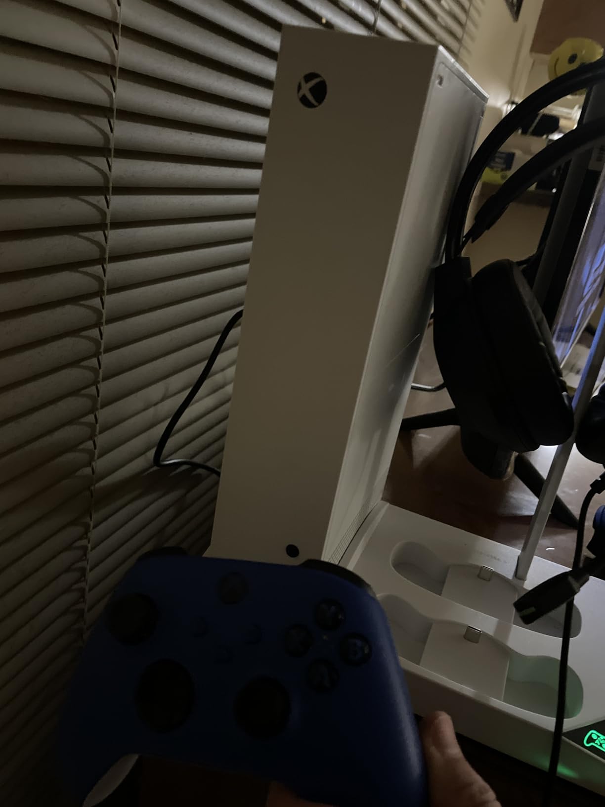 Microsoft Xbox Series S 512GB Game All-Digital Console + 1 Xbox Wireless Controller, White - 1440p Gaming Resolution, 4K Streaming Media Playback, WiFi (Renewed) - Customer Photo 1