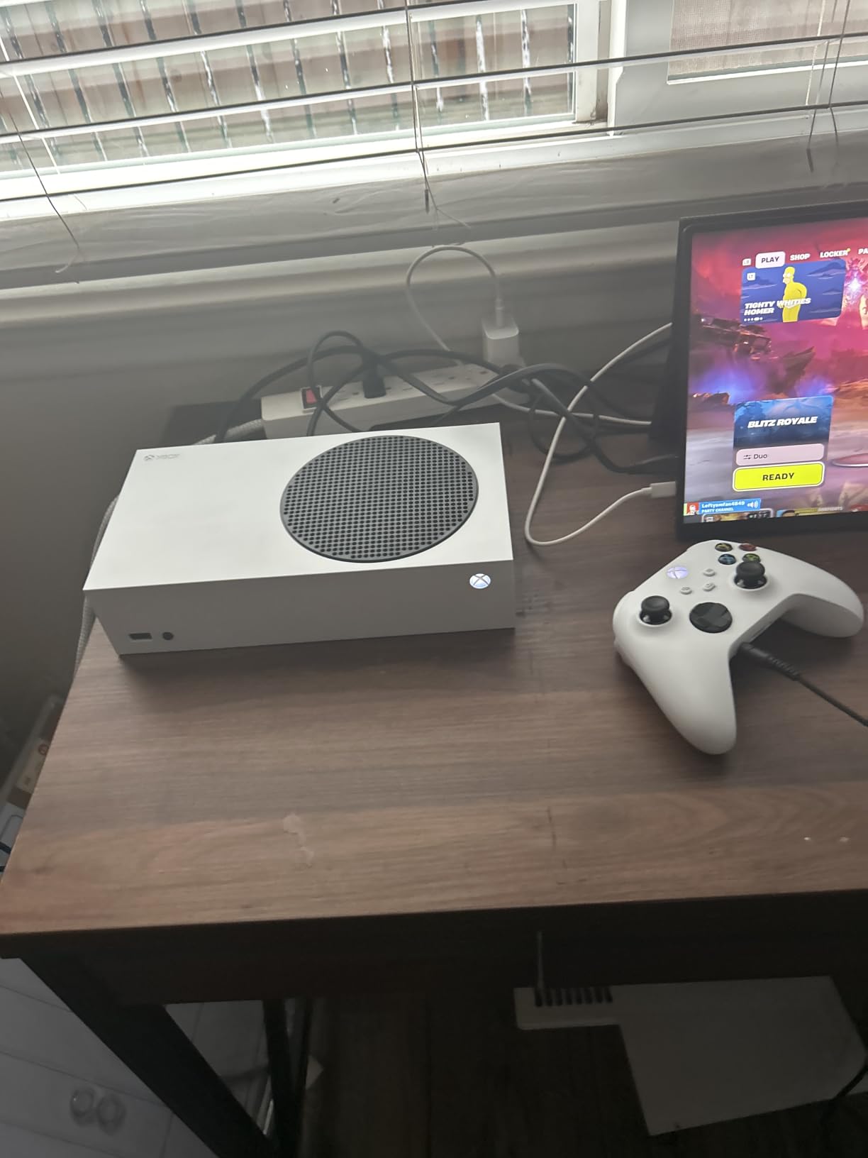 Xbox Series S - All Digital Gaming Console - 512GB SSD - Includes Xbox Wireless Controller - 120FPS - Robot White - Customer Photo 1