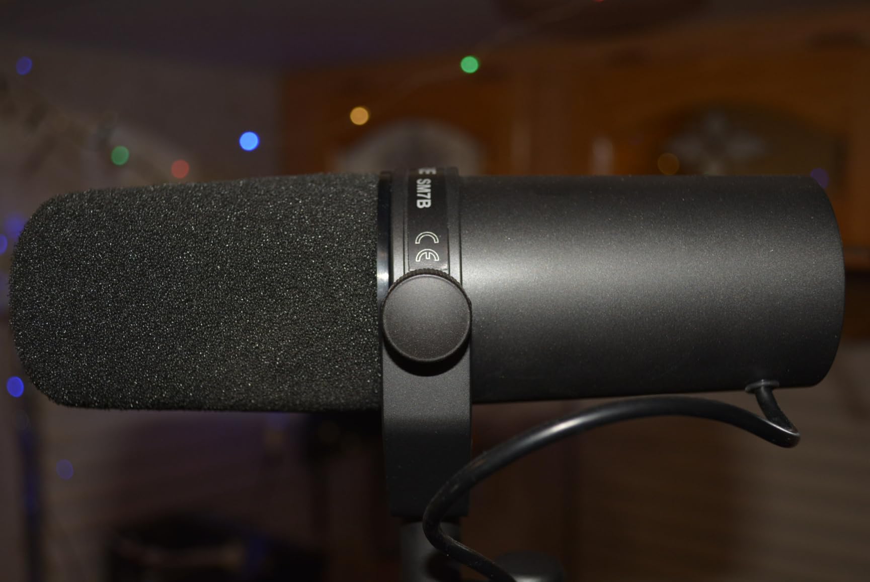 Shure SM7B Vocal Dynamic Microphone – XLR Studio Mic for Podcasting, Recording, Broadcasting, Streaming & Gaming – Smooth, Warm Sound, Rugged Build, Detachable Windscreen, Wide Frequency Range, Black - Customer Photo 1