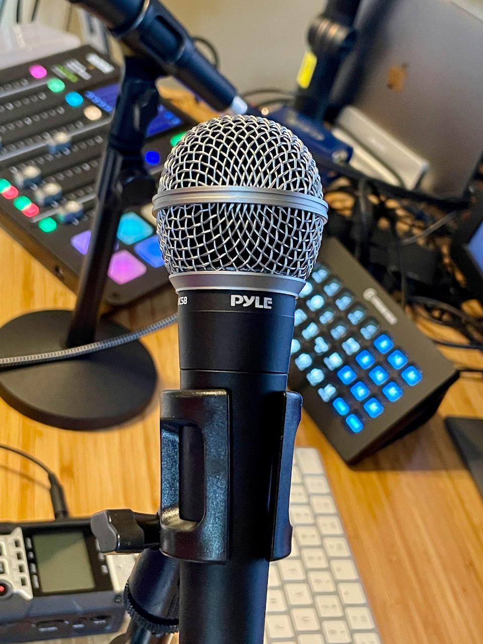Pyle Microphone, Dynamic Cardioid, XLR Cable Included, Unidirectional, Rugged Construction, Built-in Pop Filter, Perfect for Stage & Studio, High Gain, Ultra-Wide Frequency Response, 15ft Cable - Customer Photo 2