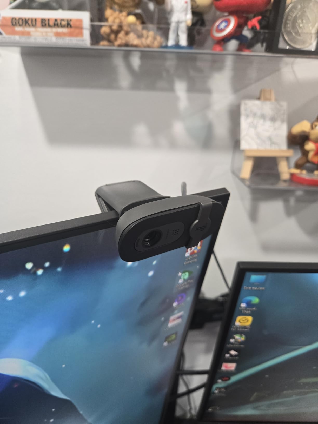 Logitech C270 HD Webcam, 720p, Widescreen HD Video Calling, Light Correction, Noise-Reducing Mic, Works with Zoom, Nintendo Switch 2’s New GameChat Mode, PC/Mac/Laptop/MacBook/Tablet - Black - Customer Photo 3