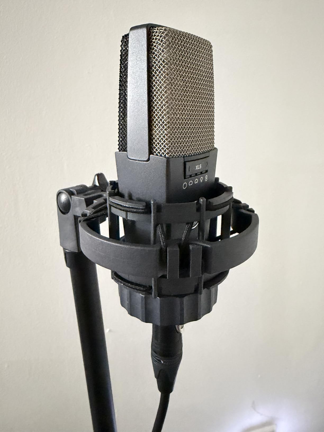 AKG Pro Audio C414 XLII Studio Grade Professional Large Diaphragm, Dual-Capsule, Vocal and Instrument Condenser Microphone with Rugged Aluminum Carrying Case. XLR Connector. Gray with Gold - Customer Photo 1