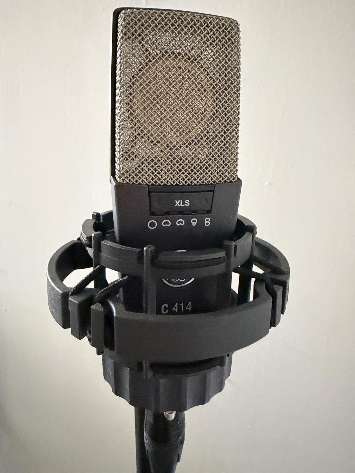 AKG Pro Audio C414 XLII Studio Grade Professional Large Diaphragm, Dual-Capsule, Vocal and Instrument Condenser Microphone with Rugged Aluminum Carrying Case. XLR Connector. Gray with Gold - Customer Photo 2