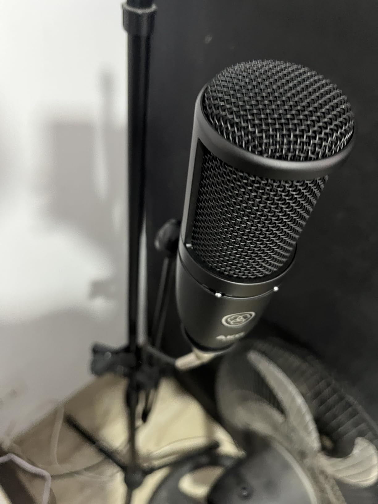 AKG Pro Audio P220 High-Performance Condenser Microphone, Great for Vocals, Guitar, Brass, and General Recording. XLR Wired Mic, for Studio or Stage. Black - Customer Photo 1