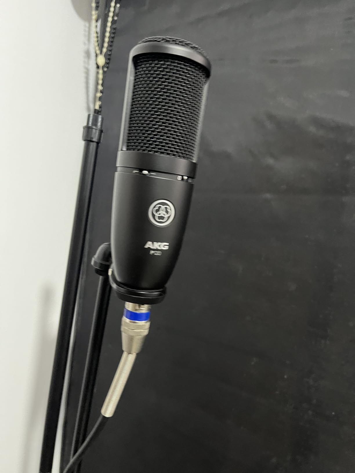 AKG Pro Audio P220 High-Performance Condenser Microphone, Great for Vocals, Guitar, Brass, and General Recording. XLR Wired Mic, for Studio or Stage. Black - Customer Photo 2