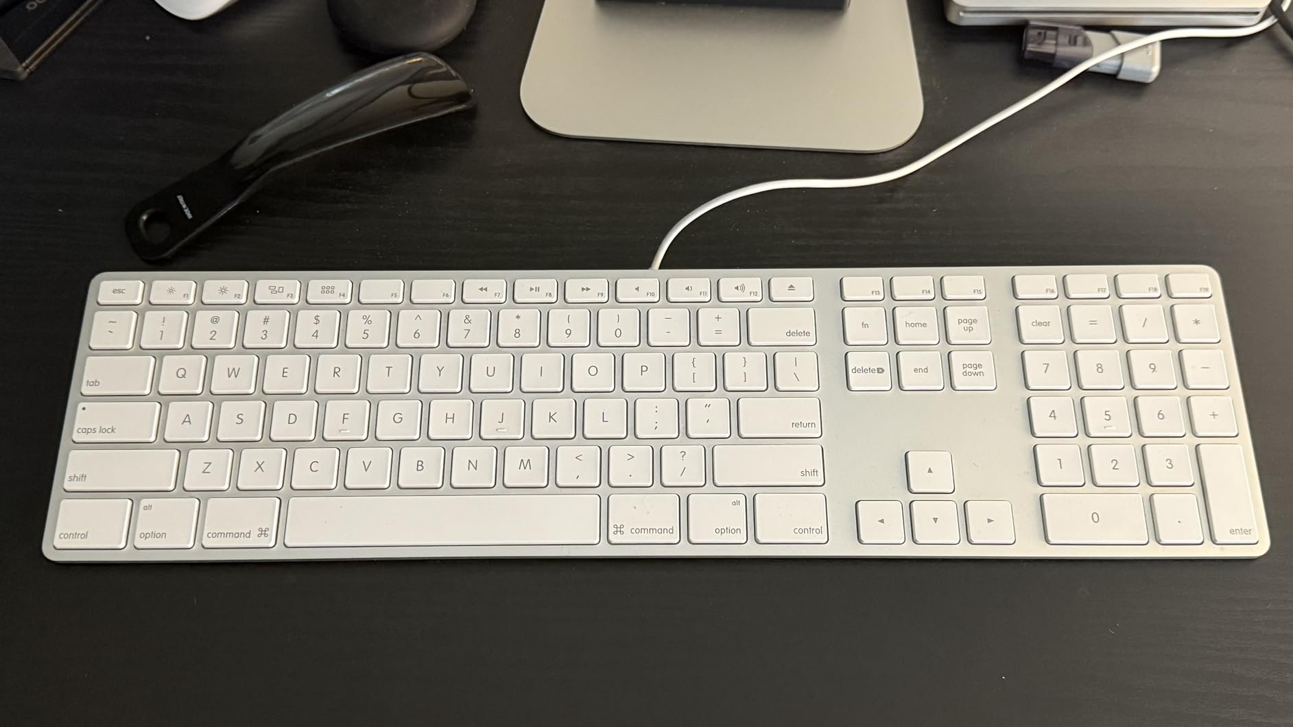 Apple Magic Keyboard with Numeric Keypad: Wireless, Bluetooth, Rechargeable. Works with Mac, iPad, or iPhone; US English - White - Customer Photo 1