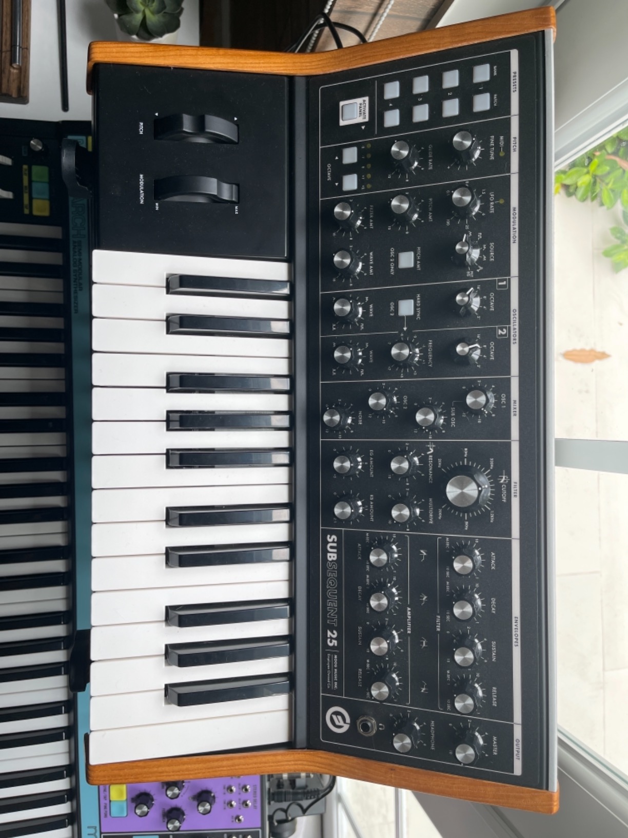 MOOG Subsequent 37 Paraphonic Analog Synthesizer and MIDI Keyboard with 37 Semi Weighted Keys, Headphone Amp, 256 Presets, Screen and Software Editor Customer Review MOOG Subsequent 37 Paraphonic Analog Synthesizer and MIDI Keyboard with 37 Semi Weighted Keys, Headphone Amp, 256 Presets, Screen and Software Editor - Customer Photo 2