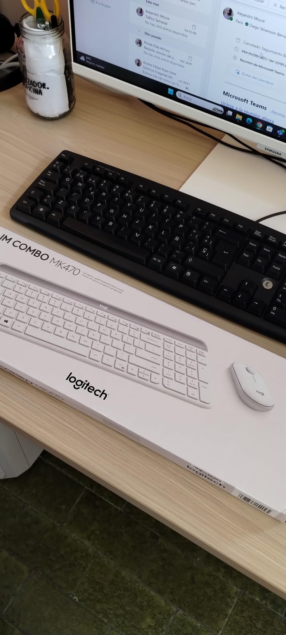 Logitech MK470 Slim Wireless Keyboard and Mouse Combo - Modern Compact Layout, Ultra Quiet, 2.4 GHz USB Receiver, Plug n' Play Connectivity, Compatible with Windows - Graphite - Customer Photo 1