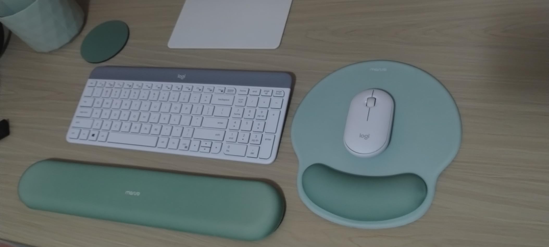 Logitech MK470 Slim Wireless Keyboard and Mouse Combo - Modern Compact Layout, Ultra Quiet, 2.4 GHz USB Receiver, Plug n' Play Connectivity, Compatible with Windows - Graphite - Customer Photo 2