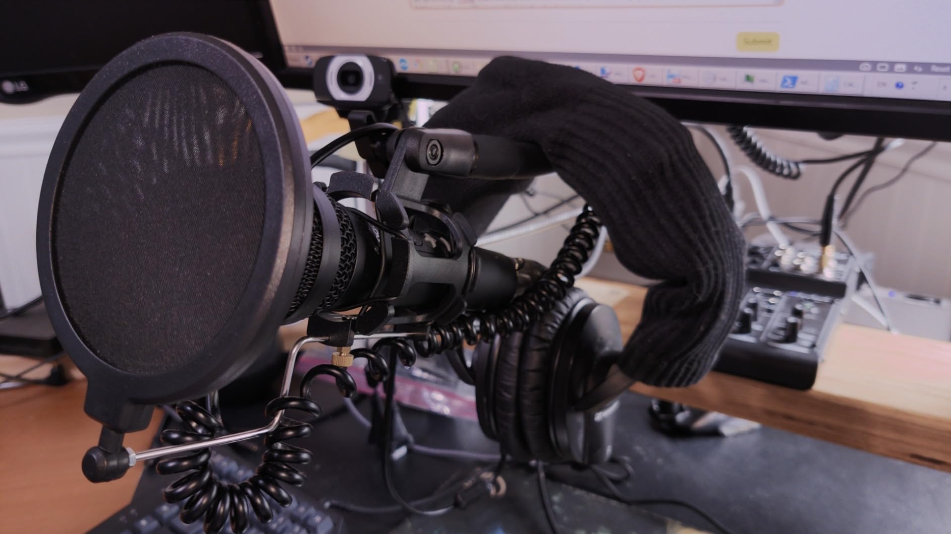 MAONO USB/XLR Podcast Dynamic Microphone, Studio Mic Kit with Volume Control, Shock Mount, Pop Filter, Ideal for Vocal, Instruments Recording, Voice Over, Live Streaming (HD300T) - Customer Photo 1