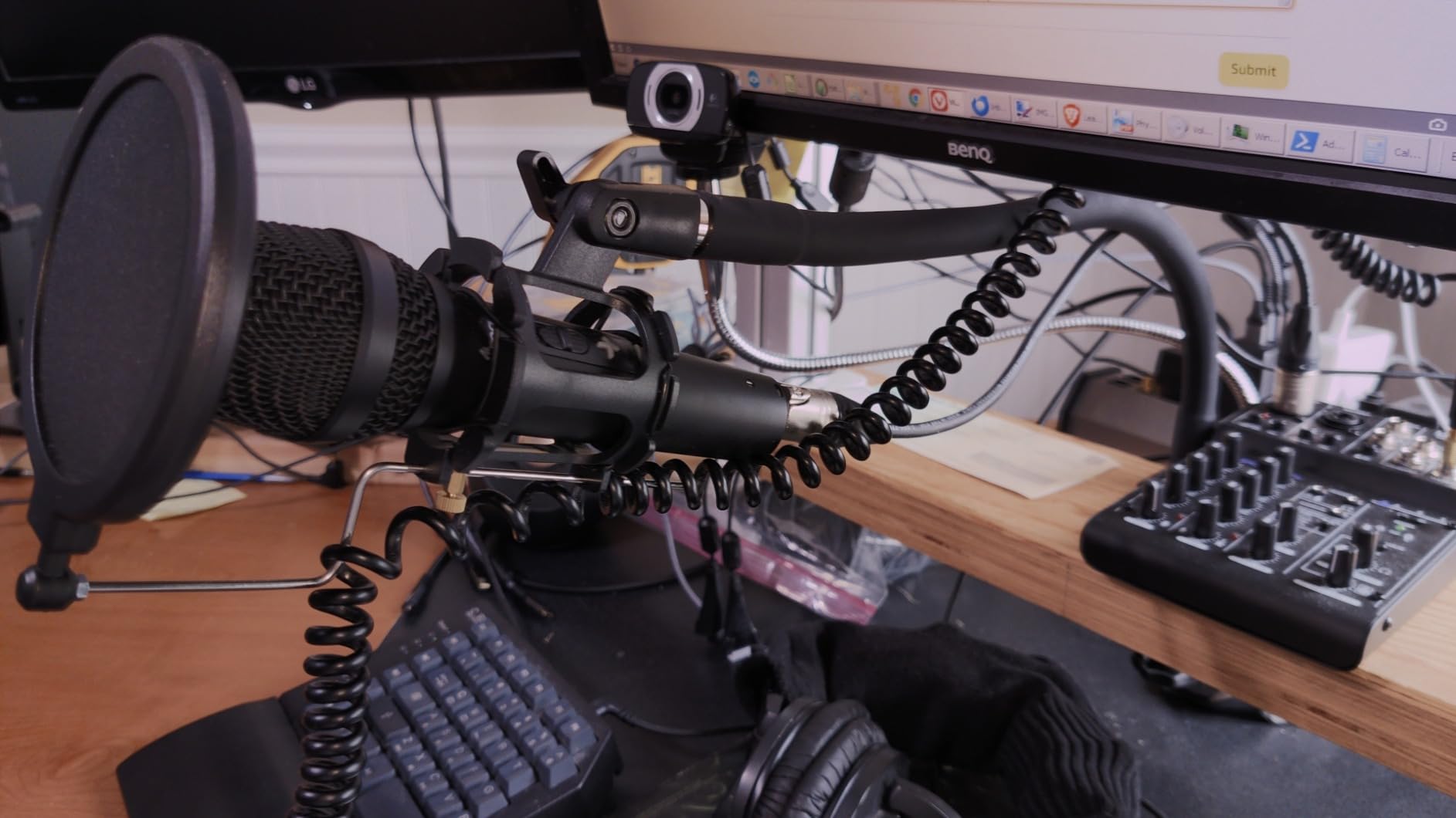 MAONO USB/XLR Podcast Dynamic Microphone, Studio Mic Kit with Volume Control, Shock Mount, Pop Filter, Ideal for Vocal, Instruments Recording, Voice Over, Live Streaming (HD300T) - Customer Photo 2