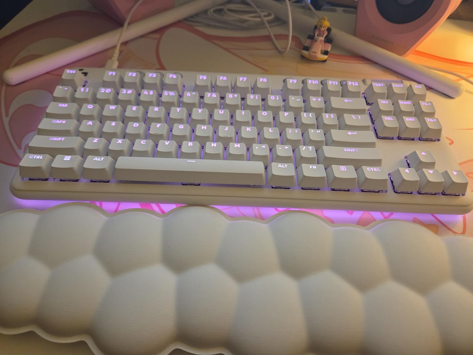 Logitech G715 Wireless Mechanical Gaming Keyboard with LIGHTSYNC RGB, Lightspeed, Tactile Switches (GX Brown), and Keyboard Palm Rest, PC/Mac Compatible - White Mist - Customer Photo 2