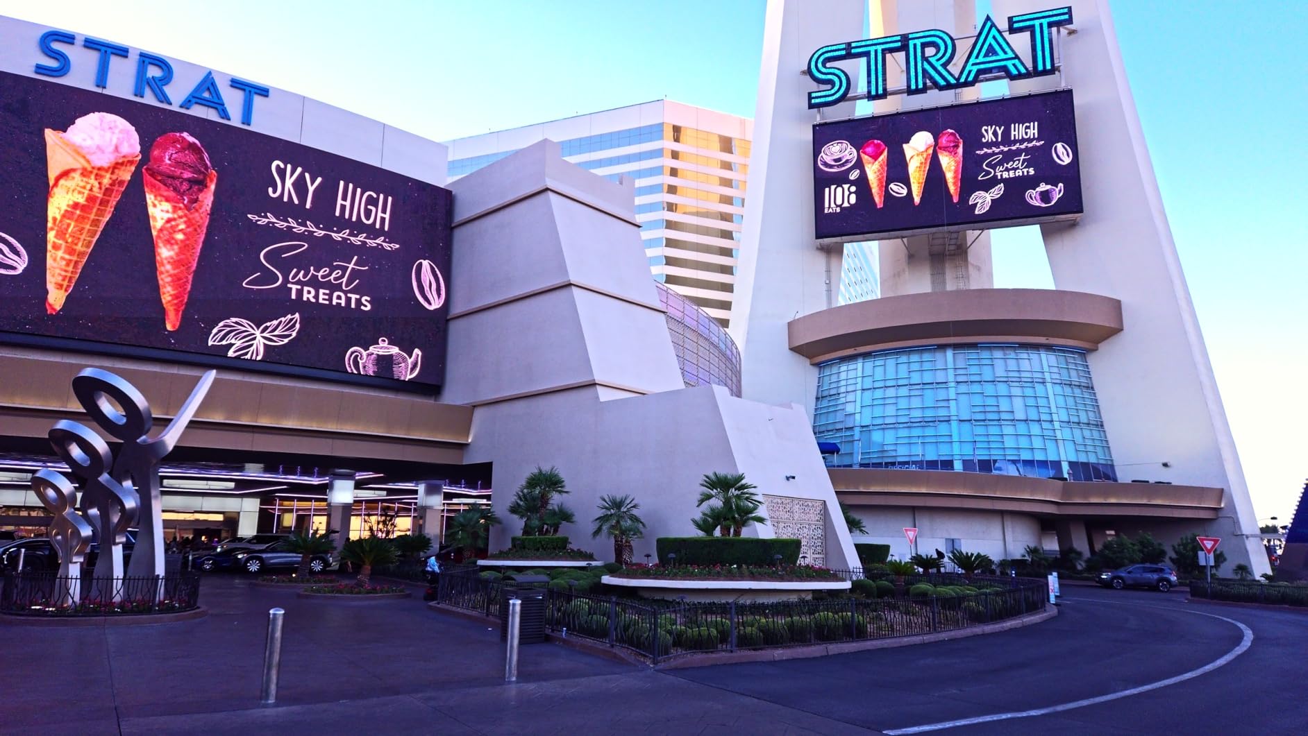 Sony Alpha ZV-E10 - APS-C Interchangeable Lens Mirrorless Vlog Camera Kit - Black - Customer Photo 2