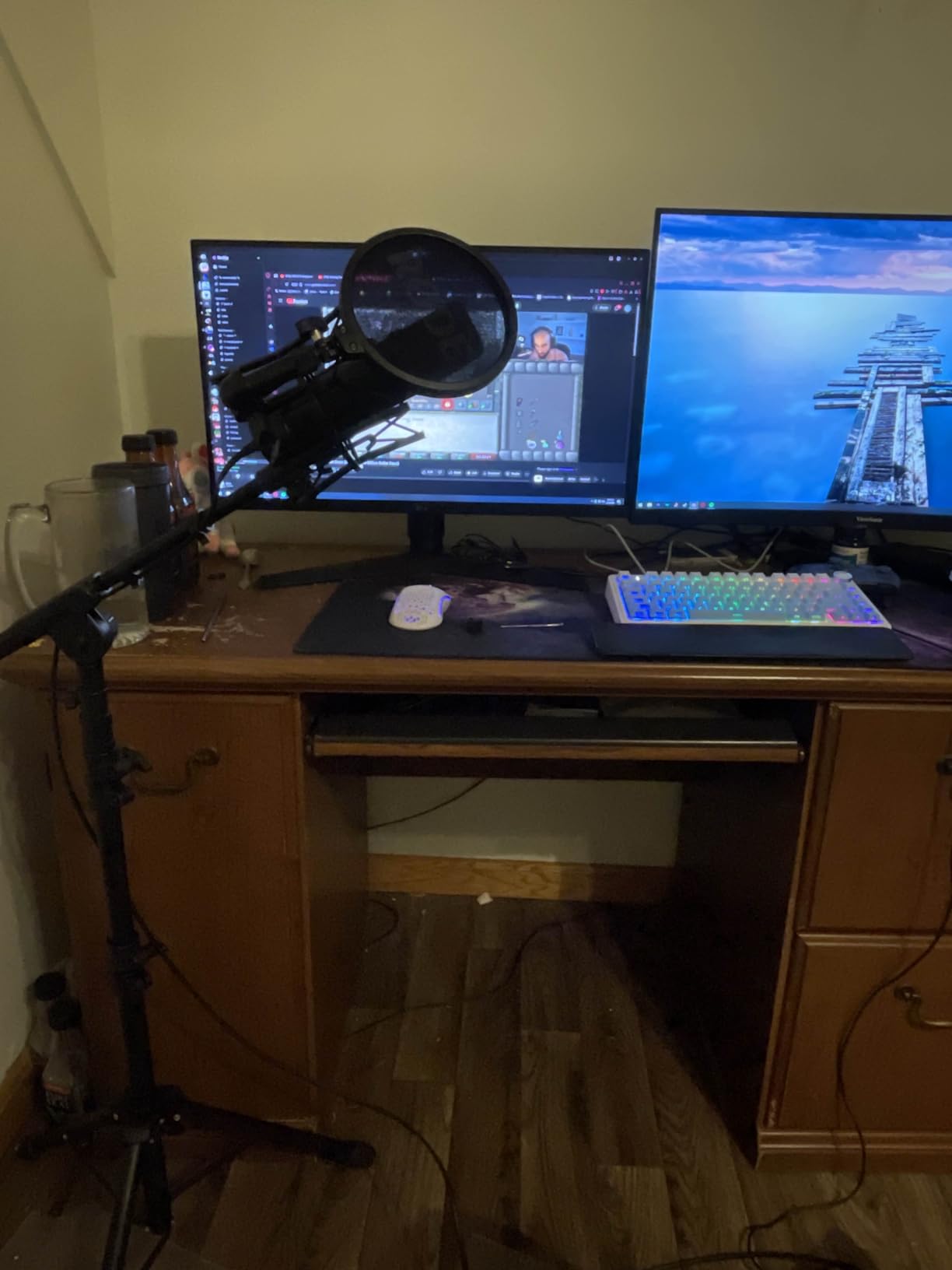 RØDE NT1 5th Gen Large-Diaphragm Studio Condenser Microphone - XLR & USB Outputs - Shock Mount & Pop Filter Included - Music Production, Vocal Recording, Podcasting - Black - Professional Audio - Customer Photo 1