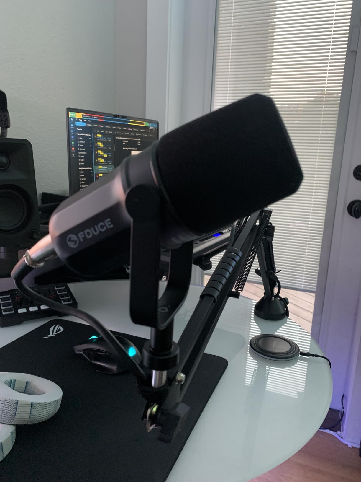 FDUCE XLR Dynamic Microphone for Vocal Recording, Podcasting, Gaming, Live Streaming&Broadcasting, All Metal Cardioid Mic, Voice-Isolating Technology SL40X - Customer Photo 1