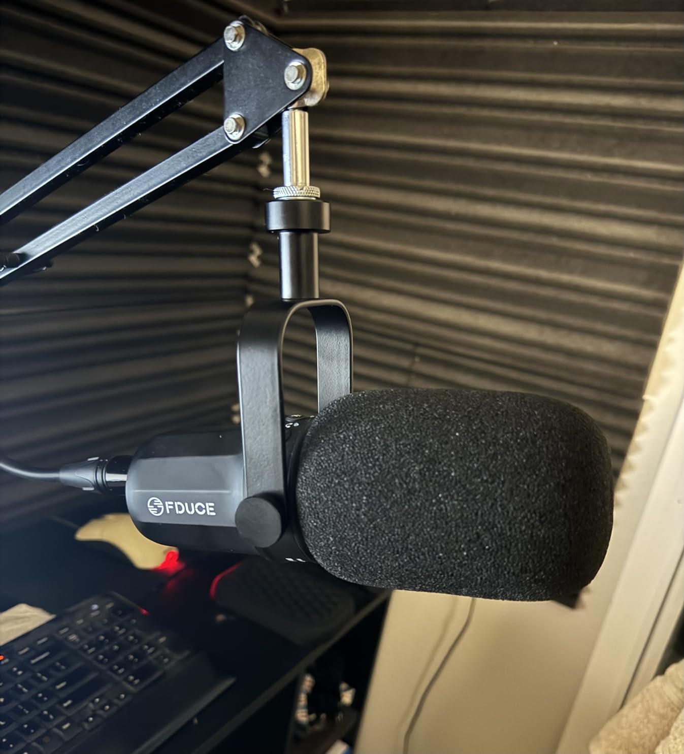 FDUCE XLR Dynamic Microphone for Vocal Recording, Podcasting, Gaming, Live Streaming&Broadcasting, All Metal Cardioid Mic, Voice-Isolating Technology SL40X - Customer Photo 2