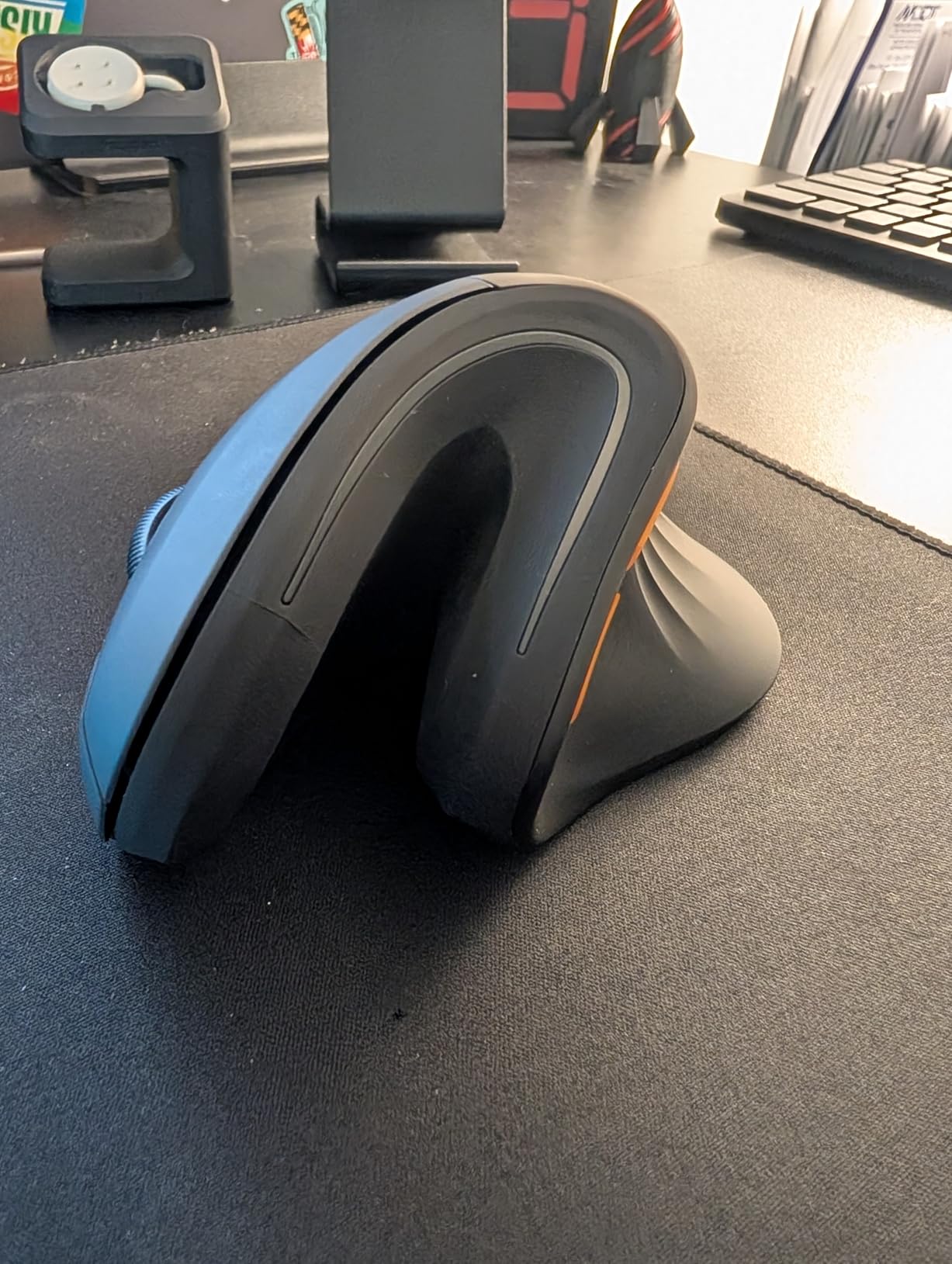 ProtoArc Ergonomic Mouse, EM11 NL Bluetooth Rechargeable Wireless Vertical Mouse, 3 Multi-Device Connectivity for Computer/PC/Laptop, 2.4GHz Optical Mice for Windows, Mac OS, Black - Customer Photo 2