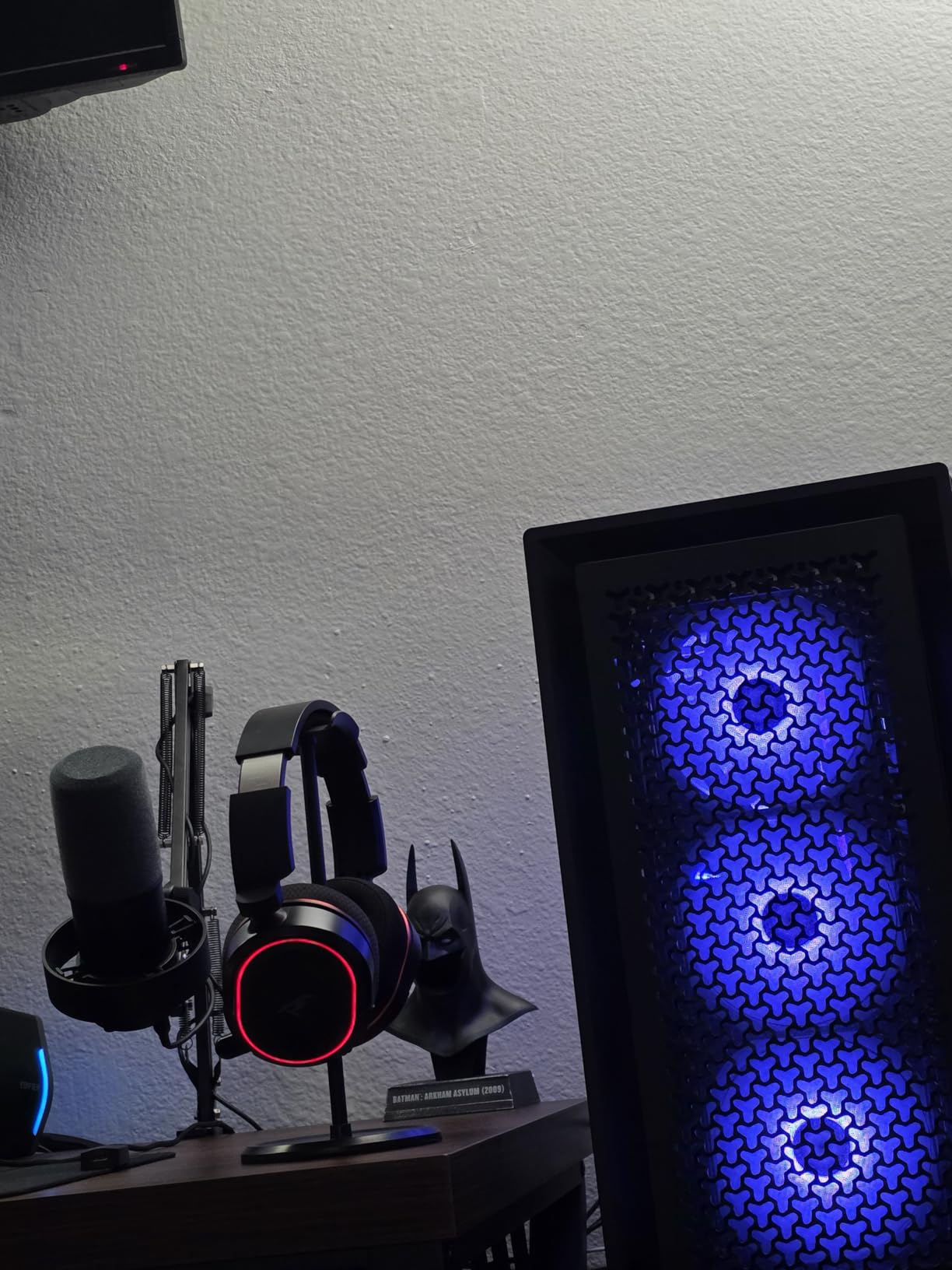 FIFINE K688 Podcast Microphone Kit, USB/XLR Dynamic Microphone with Boom Arm for PC/XLR Mixer, Gaming Mic with Mute Button, Headphone Jack for Vocal, Voice-Over, Streaming, Music Recording -K688CT - Customer Photo 1