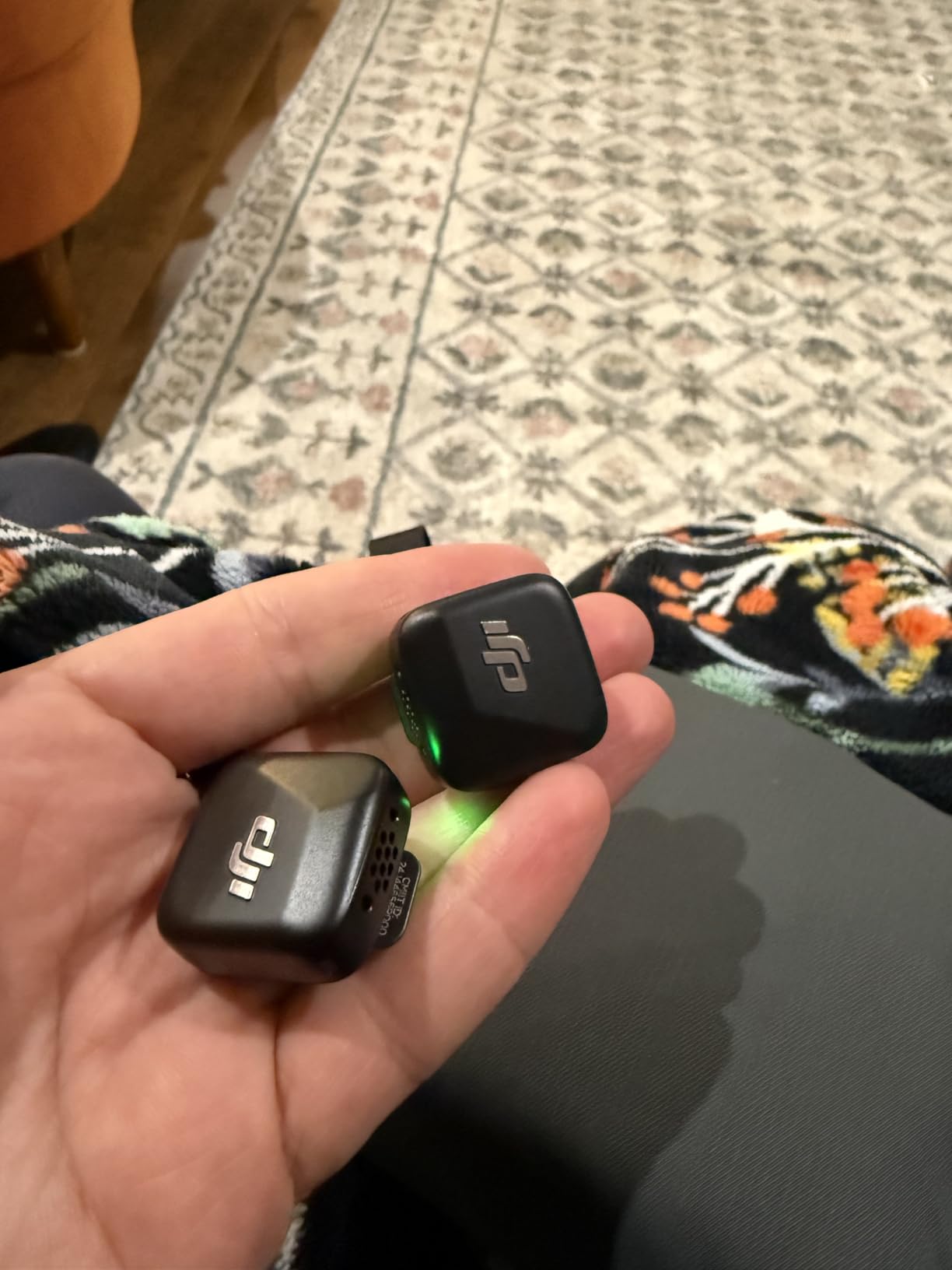 DJI Mic Mini (2 TX + 1 RX + Charging Case), Wireless Lavalier Microphone for iPhone/Camera/Android, Ultralight, Detail-Rich Audio, 48h Use, Noise Cancelling, Automatic Limiting, Vlog, Streaming - Customer Photo 1