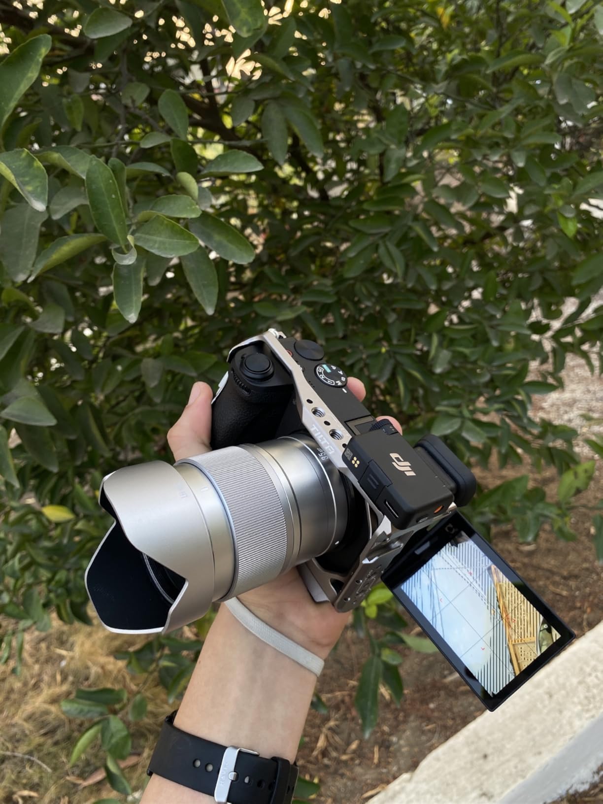 DJI Mic Mini (2 TX + 1 RX + Charging Case), Wireless Lavalier Microphone for iPhone/Camera/Android, Ultralight, Detail-Rich Audio, 48h Use, Noise Cancelling, Automatic Limiting, Vlog, Streaming - Customer Photo 1