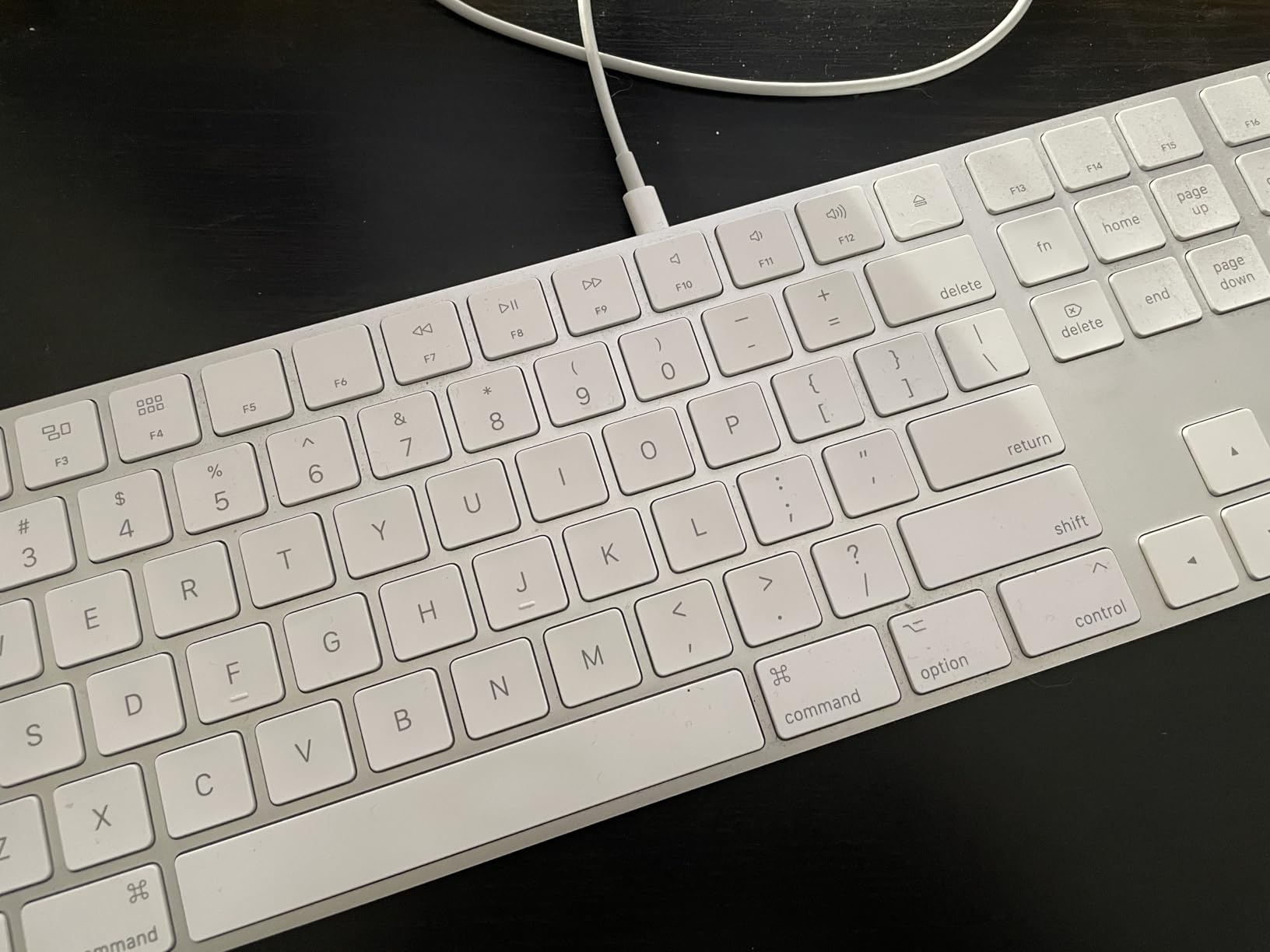 Apple Magic Keyboard with Numeric Keypad: Wireless, Bluetooth, Rechargeable. Works with Mac, iPad, or iPhone, US English - White - Customer Photo 2