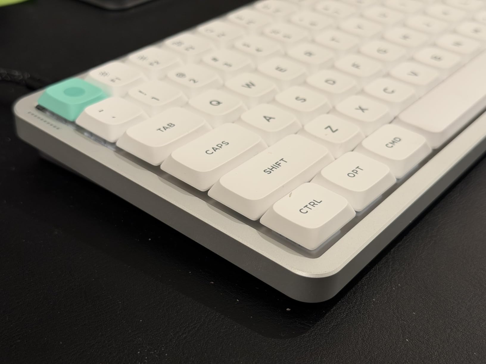 nuphy Air75 V3 Hot Swappable Wireless Mechanical Keyboard, 84 Keys 75% Custom Low Profile Keyboard with Knob, RGB Backlit, Gasket Mounted, Support Bluetooth/2.4GHz/USB-C,White-Blush Nano Customer Review nuphy Air75 V3 Hot Swappable Wireless Mechanical Keyboard, 84 Keys 75% Custom Low Profile Keyboard with Knob, RGB Backlit, Gasket Mounted, Support Bluetooth/2.4GHz/USB-C,White-Blush Nano - Customer Photo 1