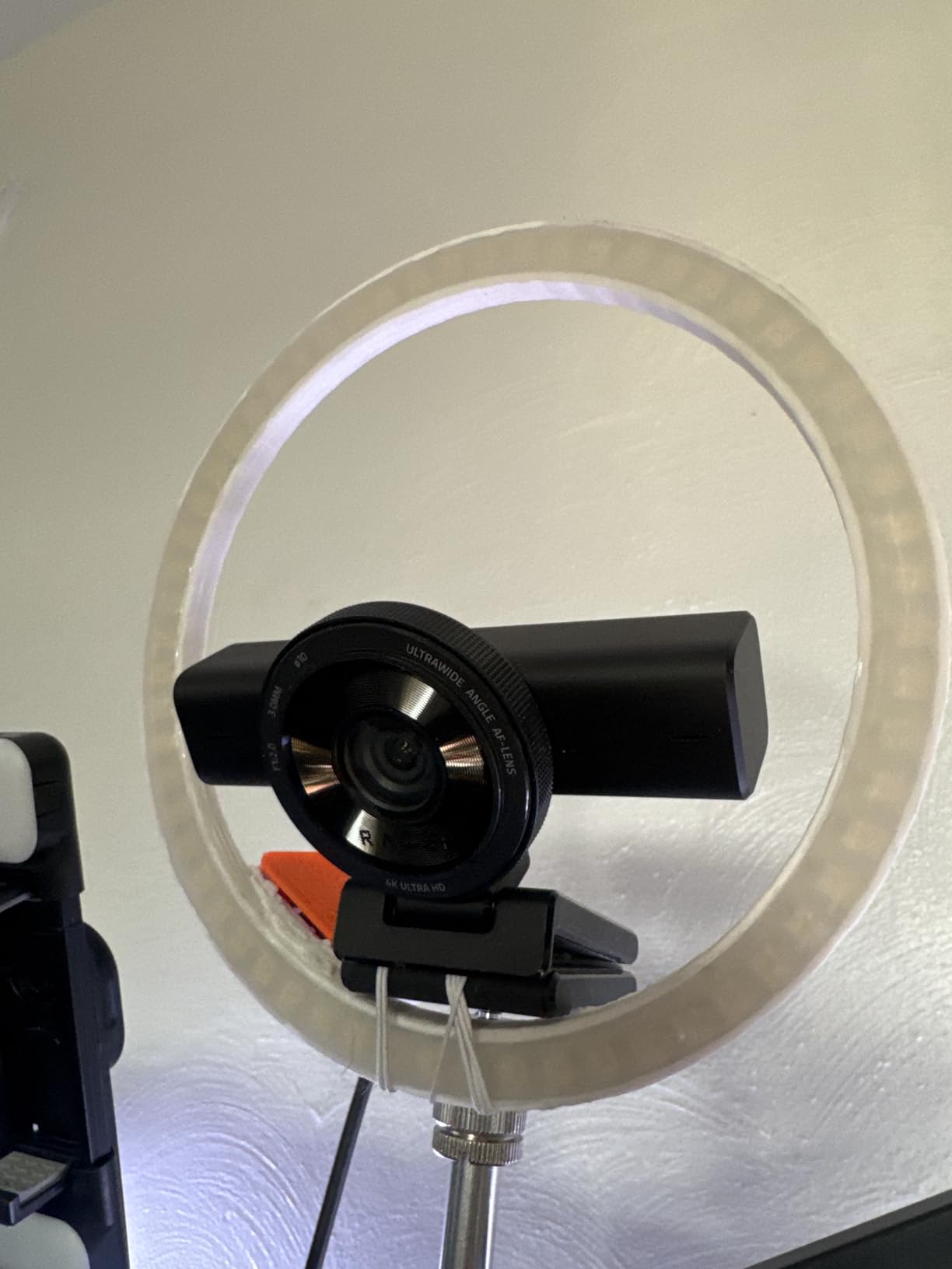 Razer Kiyo V2 Streaming Webcam: 4K 30 FPS, 1080p 60 FPS - AI Powered Auto-Framing - Built-in Microphone - Ultrawide Angle Lens - Privacy Cover - Works with OBS, Xsplit, Discord, Zoom, Teams - Black - Customer Photo 1