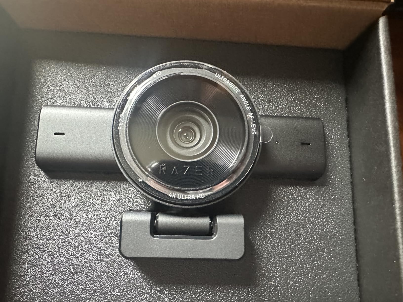 Razer Kiyo V2 Streaming Webcam: 4K 30 FPS, 1080p 60 FPS - AI Powered Auto-Framing - Built-in Microphone - Ultrawide Angle Lens - Privacy Cover - Works with OBS, Xsplit, Discord, Zoom, Teams - Black - Customer Photo 2