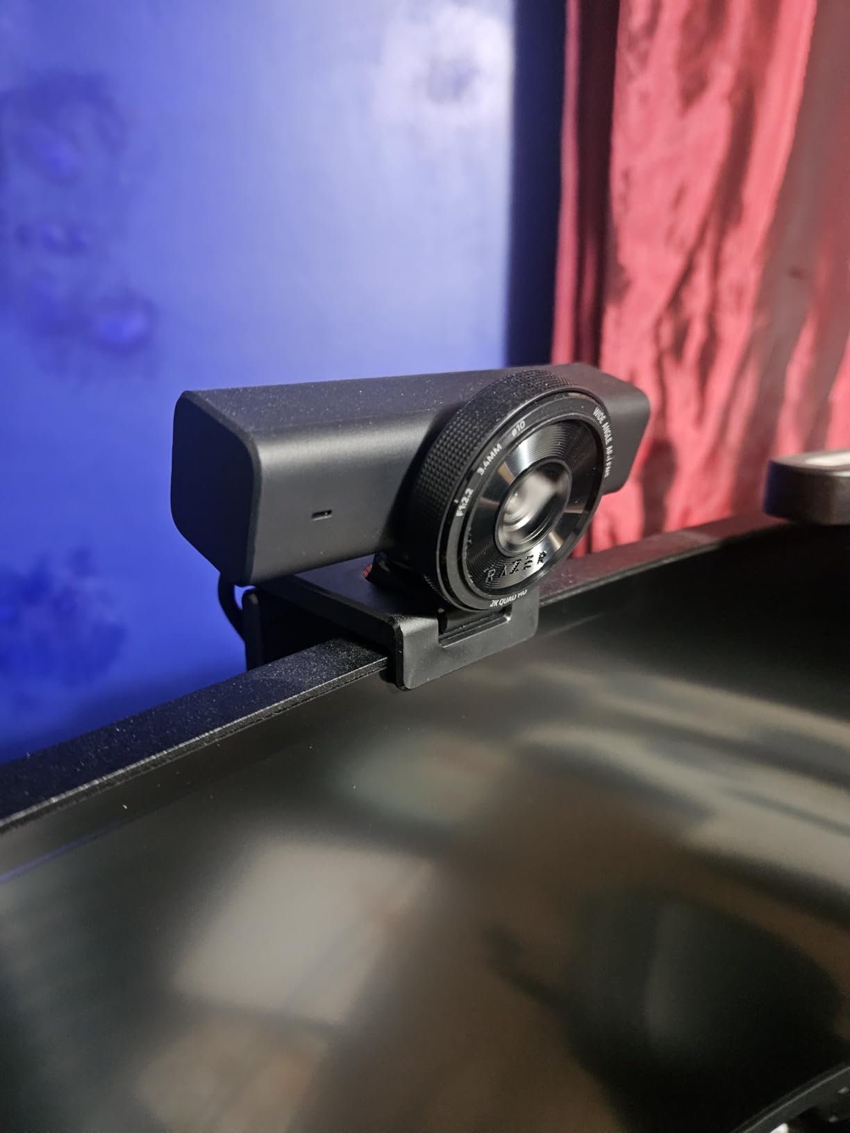 Razer Kiyo V2 X Streaming Webcam: 1440p 60 FPS - Auto Focus - Built-in Microphone - Wide Angle Lense - Integrated Privacy Shutter - Works with OBS, Xsplit, Streamlabs, Discord, Zoom, Teams - Black - Customer Photo 2